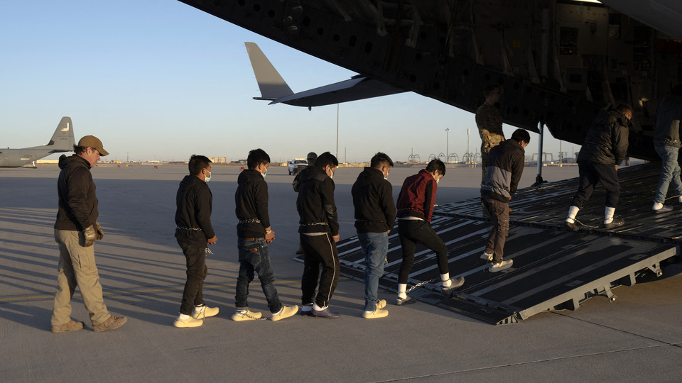 Los despreciados de Donald Trump | Llega un vuelo con argentinos deportados de los EE.UU. 