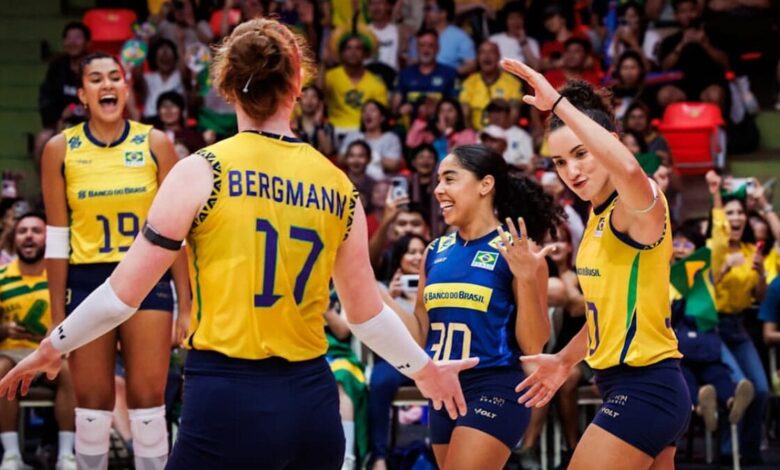 Jogadoras do Brasil comemorando ponto sobre República Dominicana nas oitavas do Mundial de Vôlei Feminino 2025