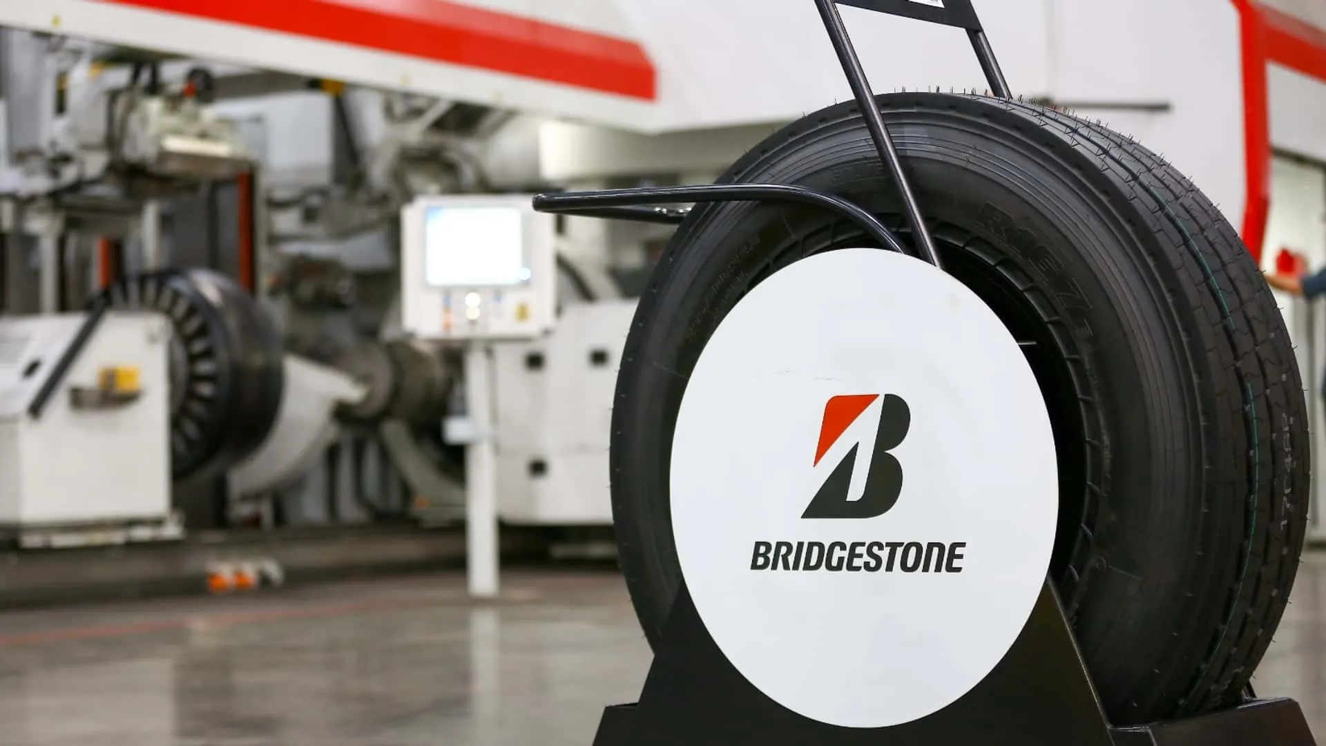 Bridgestone apresenta pneu para ônibus e caminhões elétricos