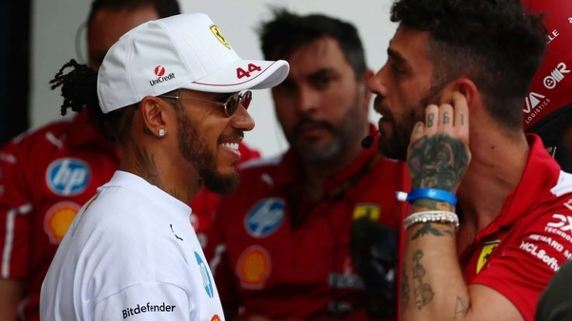 Hamilton ignora críticas de haters na Ferrari
