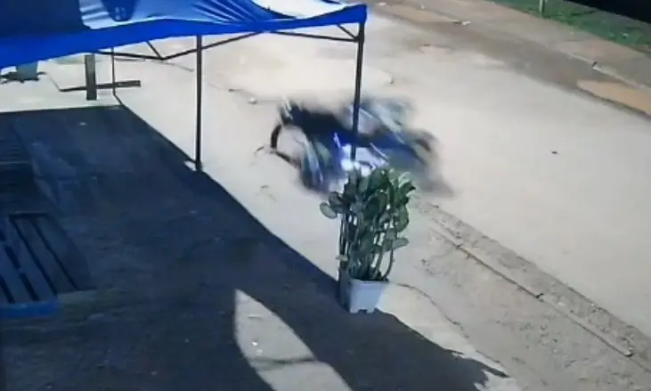 Vídeo registra acidente de moto em Manoel Urbano; jovem escapa ileso | ac24horas