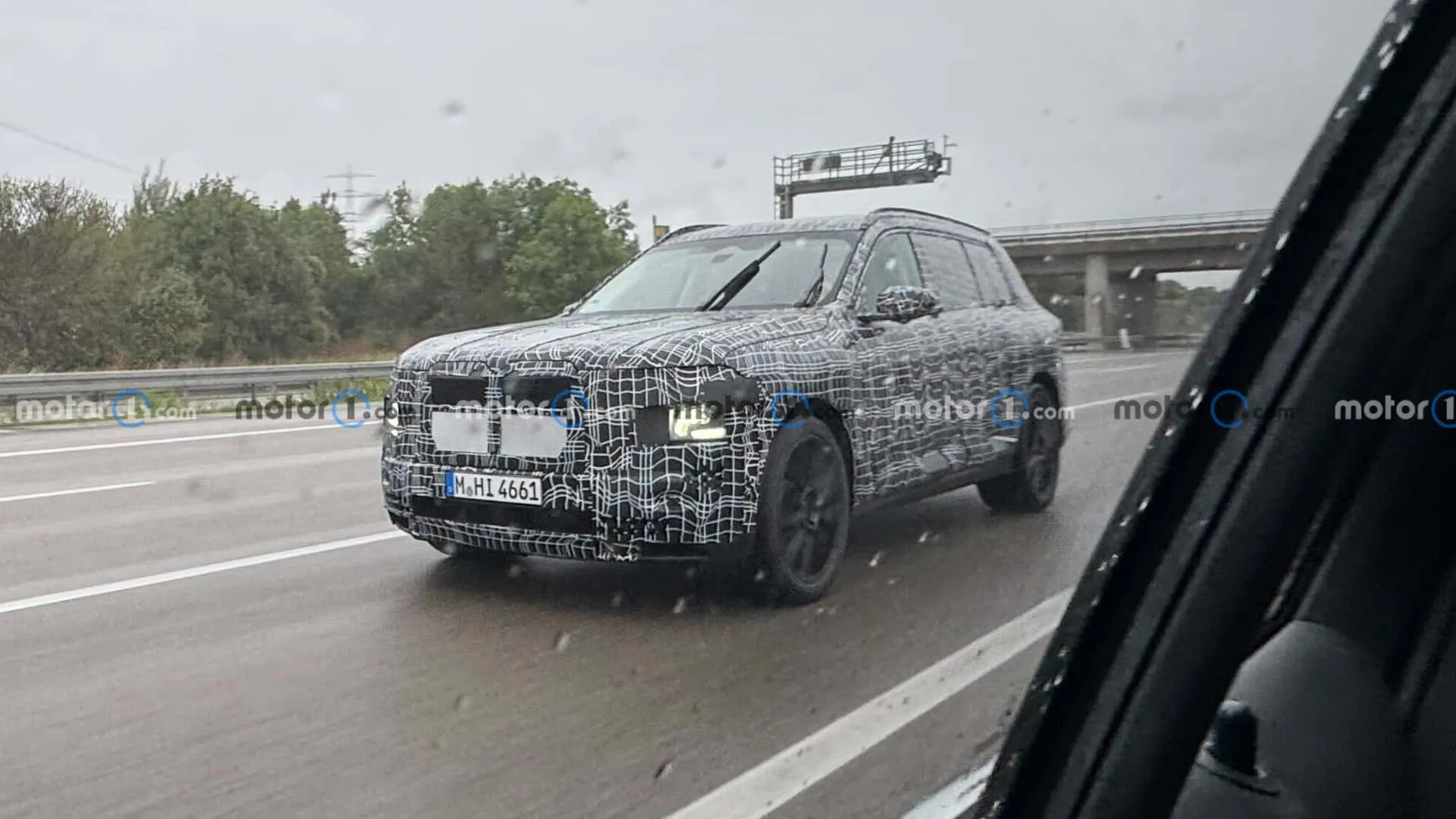 Novo BMW X7 é flagrado em testes antes da produção