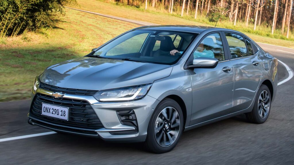 Onix Plus dispara, Corolla perde quase 18%