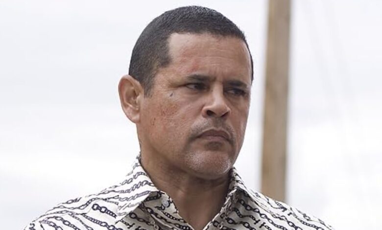 Ator de ‘Breaking Bad’ agride filha do vizinho com mangueira e é preso; entenda