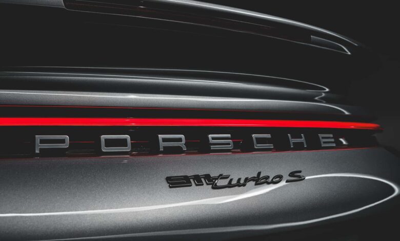 Porsche 911 Turbo S 2026 aparece em teaser e pode ser híbrido