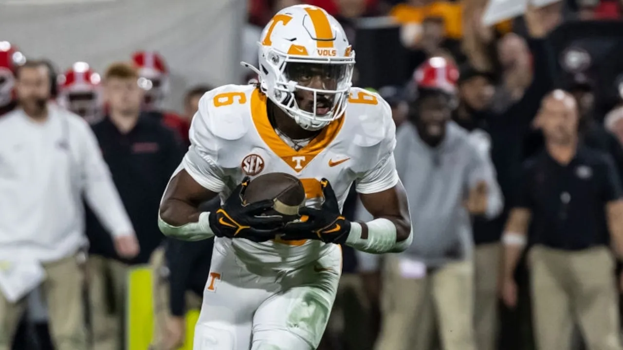 Como assistir a jogos de futebol universitário grátis hoje