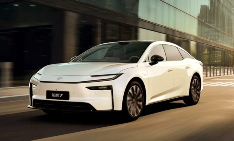 Toyota lança o novo sedan elétrico bZ7, maior que o Corolla