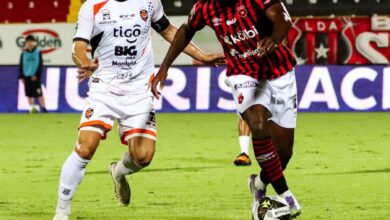 El VAR y el planteamiento de Óscar Ramírez decepcionan a la afición de Alajuelense