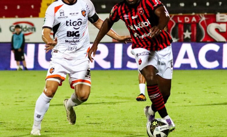 El VAR y el planteamiento de Óscar Ramírez decepcionan a la afición de Alajuelense