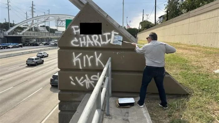 Ted Cruz cobre graffiti ofensivo de Charlie Kirk na Highway 59