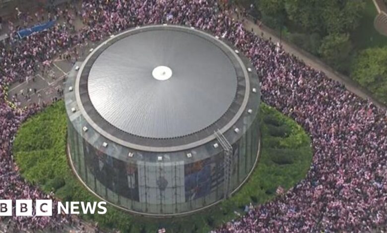 Thousands gather for Tommy Robinson's Unite the Kingdom rally, and counter protest