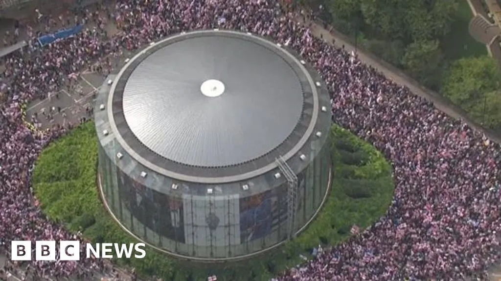 Milhares se reúnem em manifestação de Tommy Robinson e protesto contrário