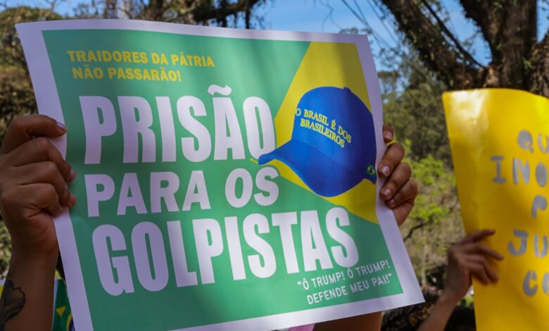 No 1º dia do julgamento de Bolsonaro, MTST faz ato em frente ao PL em SP: ‘Para lavar a nossa alma'