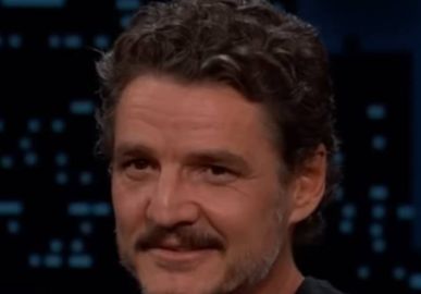 Concorrendo ao Emmy de Melhor Ator, Pedro Pascal chega ao tapete vermelho com look all white