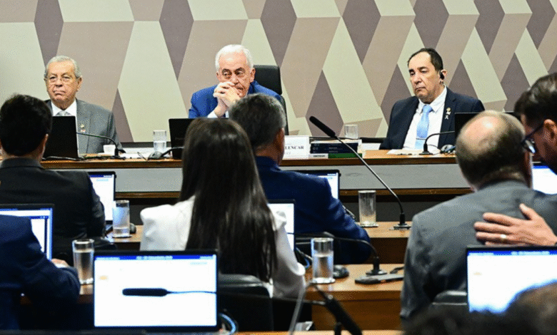 votação da pec da blindagem na ccj do senado federal, com o presidente da comissão, otto alencar, no meio