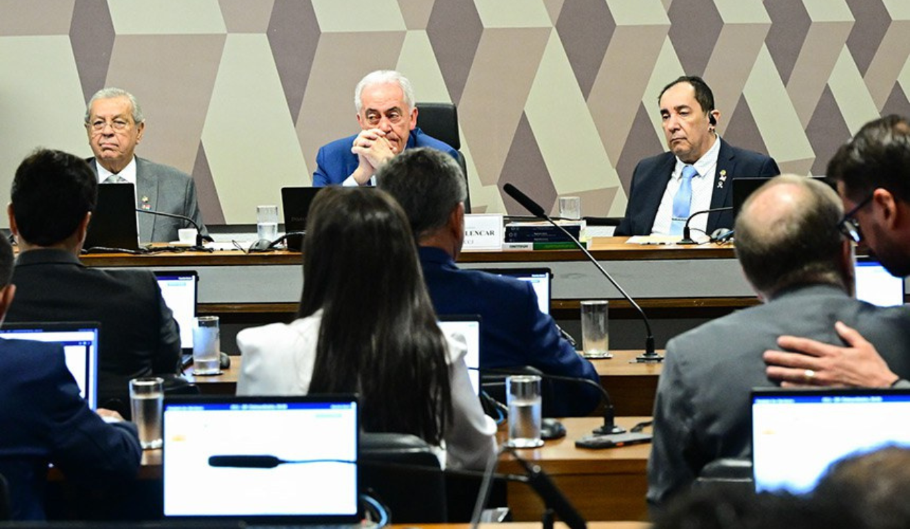 votação da pec da blindagem na ccj do senado federal, com o presidente da comissão, otto alencar, no meio