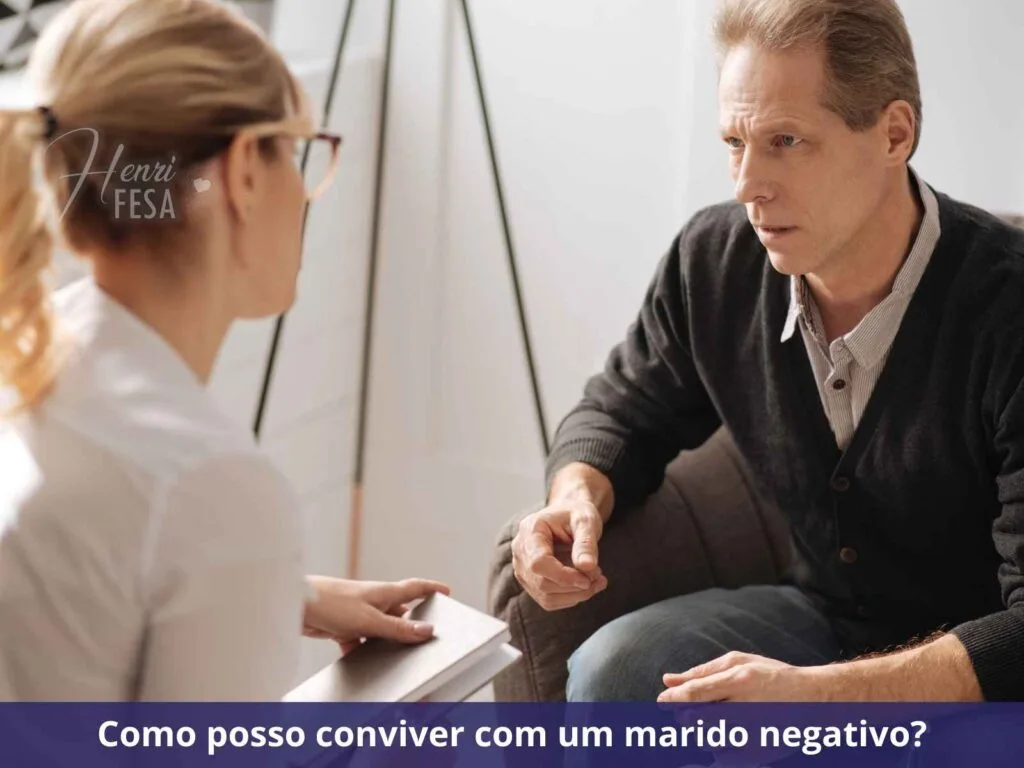 Homem conversando com uma psicóloga que anota tudo o que ele diz.