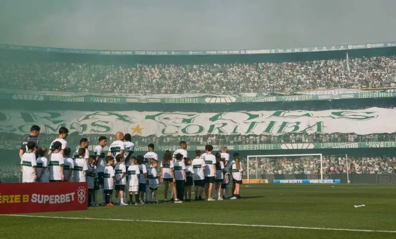 Torcida coxa-branca praticamente lotou o Couro Pereira contra o Remo.