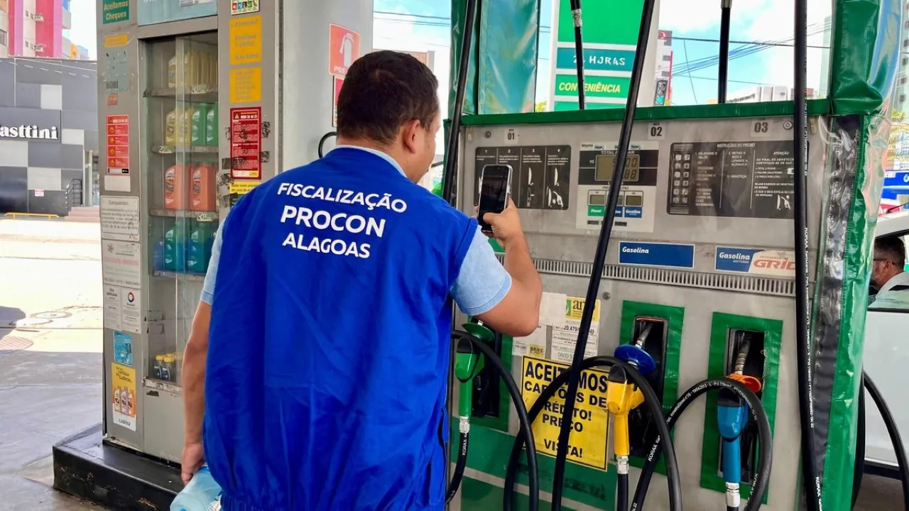 Gasolina deve subir apesar da queda do petróleo, diz Fipe Carros