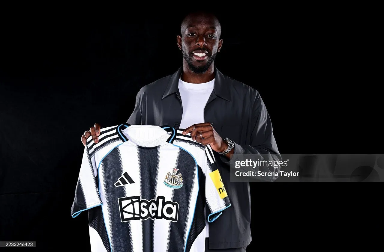 Eddie Howe revela notícias sobre novo atacante antes de jogo com Wolves