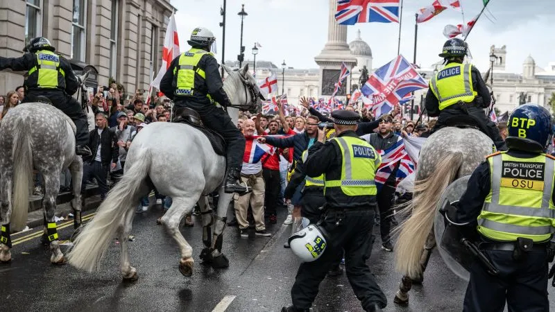 Protestos antimmigração em Londres geram confrontos com a polícia