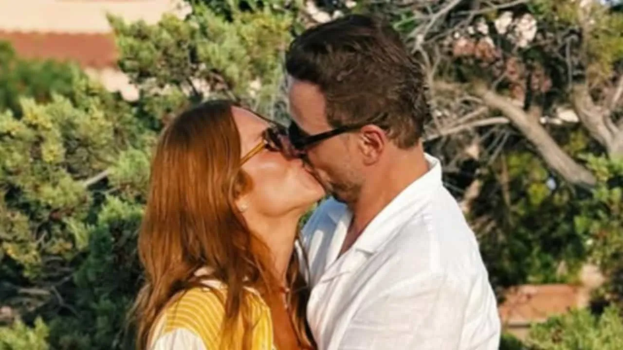 Giovanna Ewbank recebe beijo de amigo e causa discussão