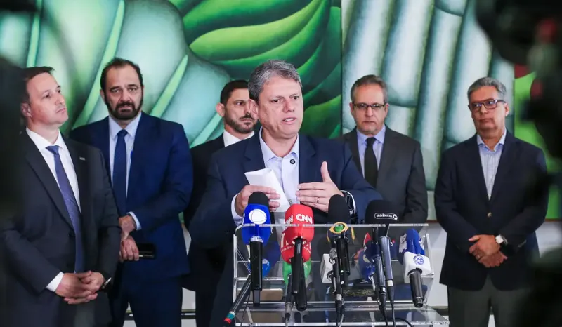 Tarcísio de SP cria gabinete de crise para investigar metanol