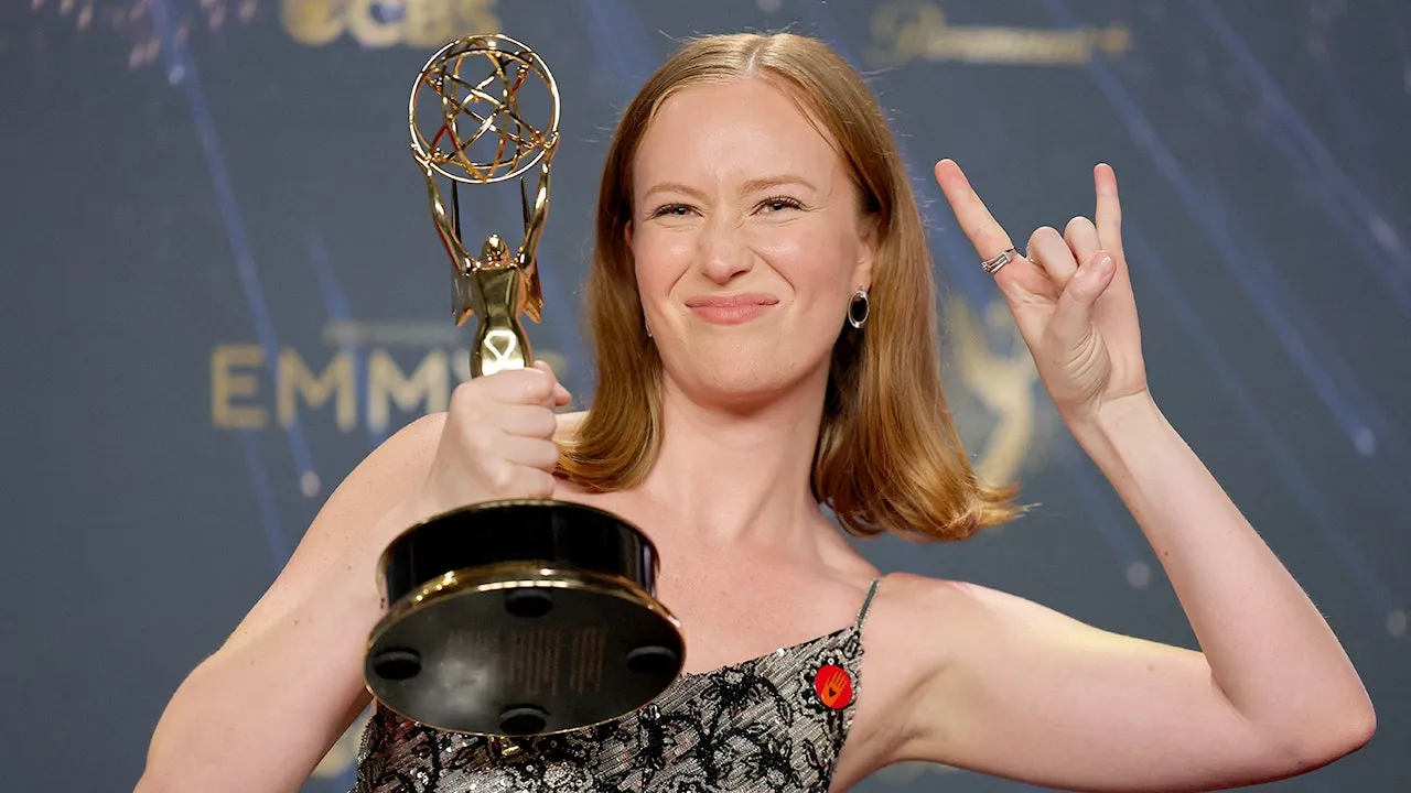 Funcionário do DHS critica discurso de estrela de ‘Hacks’ sobre ICE