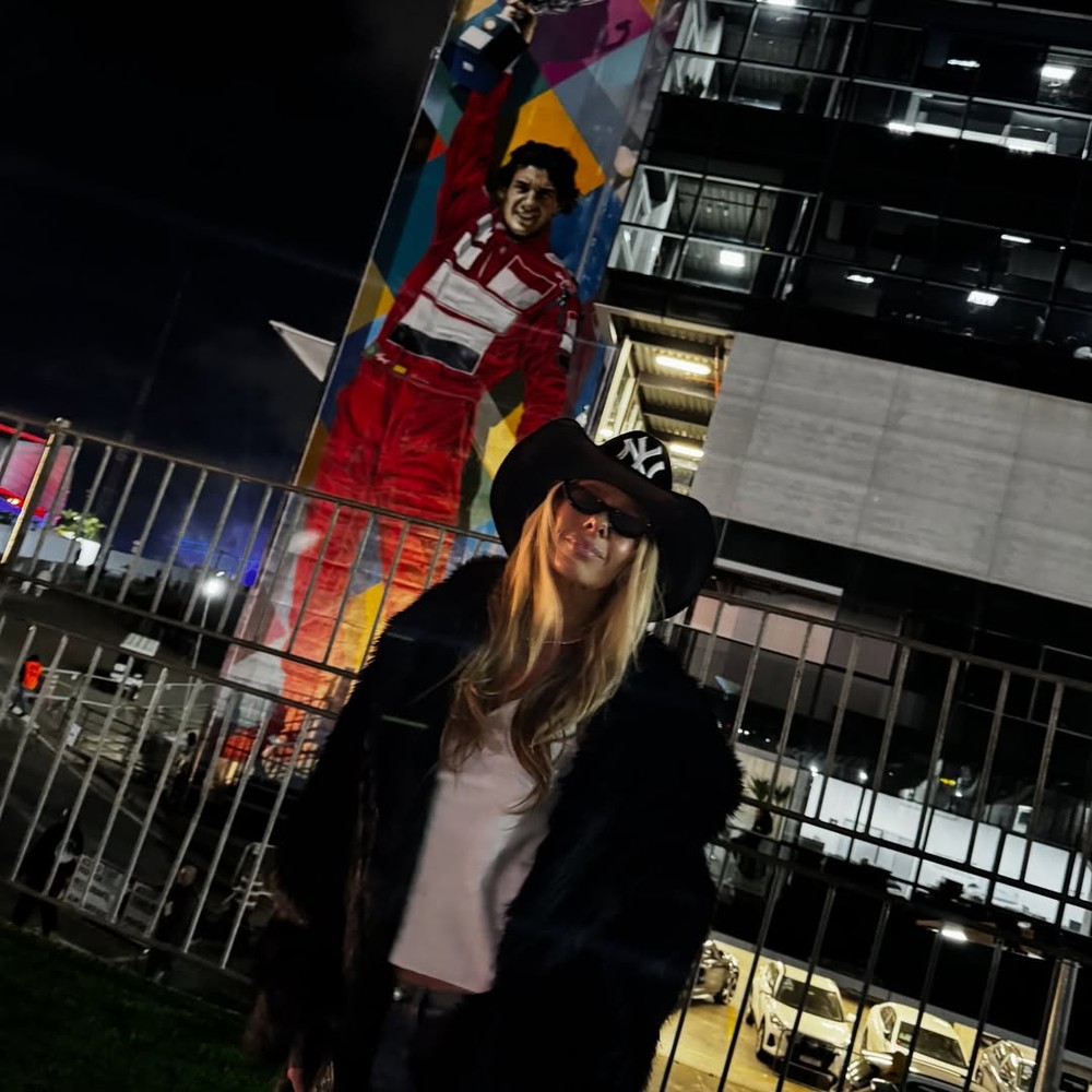 Adriane Galisteu posa com painel em homenagem a Ayrton Senna