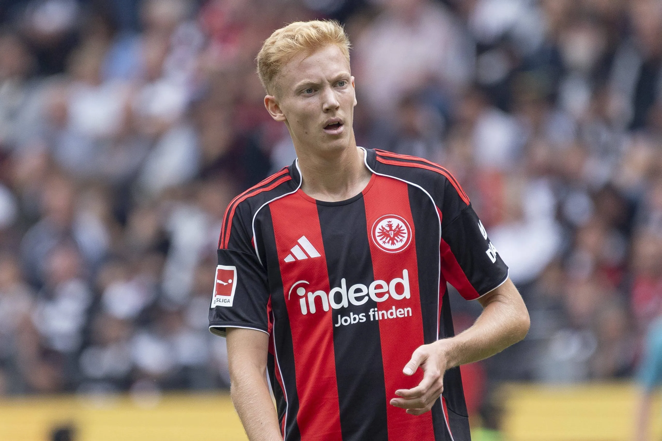 Larsson enfrenta desafio no meio-campo do SGE contra Leverkusen