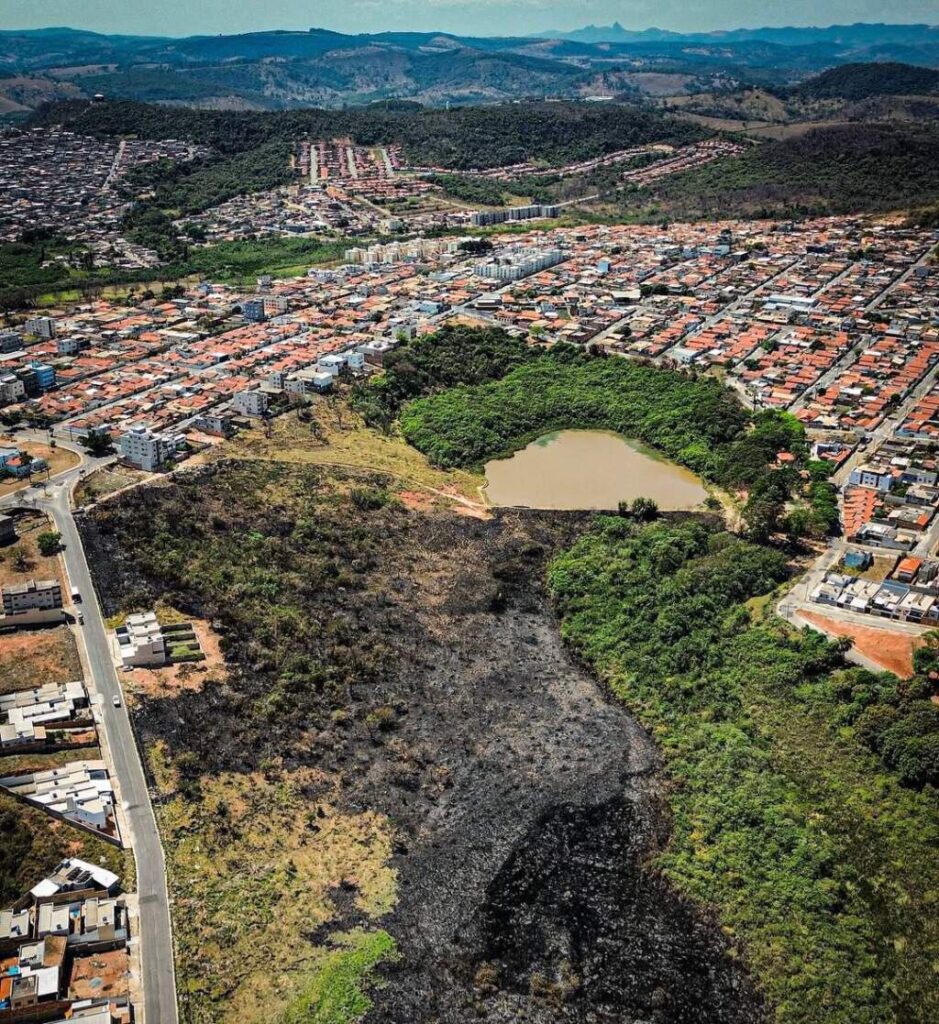 Incêndios florestais queimam quase 20 hectares de mata em duas regiões de Itaúna - Rádio Santana FM