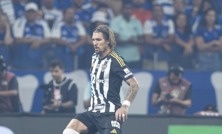 Lyanco, do Atlético, chuta bola na torcida do Cruzeiro e ouve gritos homofóbicos