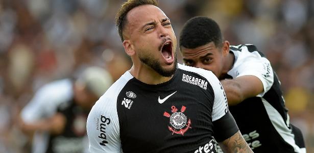 Maycon, do Corinthians, comemora gol sobre o Vasco em jogo do Brasileirão