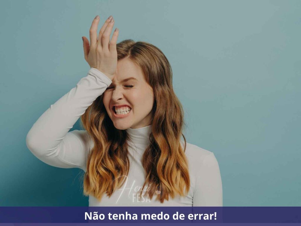 Mulher com expressão de erro e preocupação.