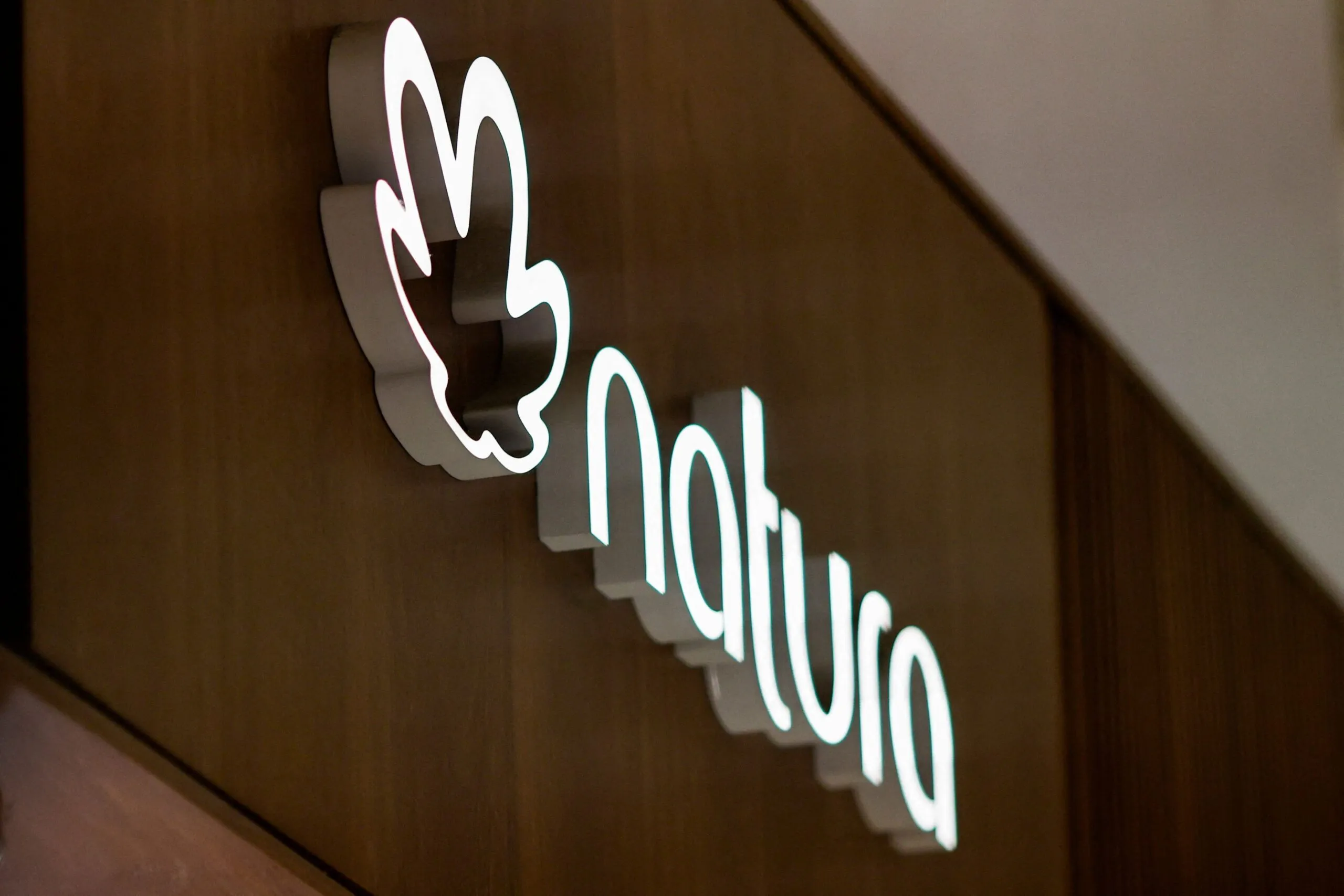 Natura vende Avon International por 1 libra em acordo