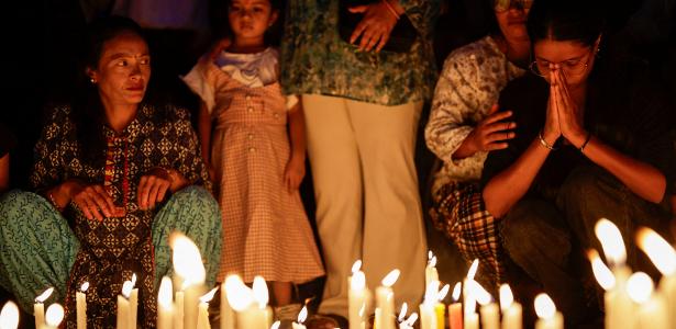 Pessoas acendem velas em homenagem aos mortos durante protestos em Katmandu, no Nepal