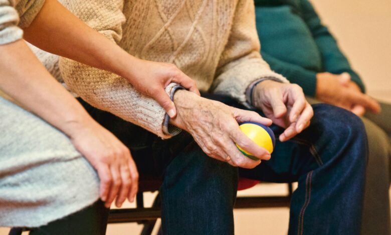 Fora a aposentadoria, idosos com 65+ podem receber outro benefício de R$ 1518,00