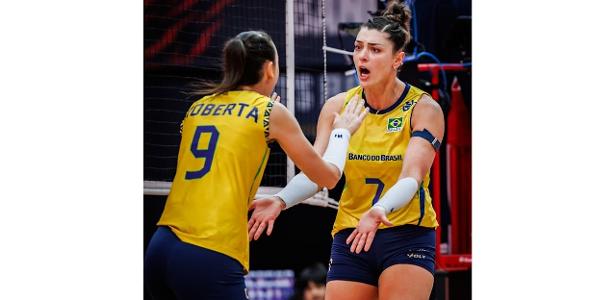 Roberta e Rosamaria em jogo do Brasil contra a França pelo Mundial de vôlei feminino