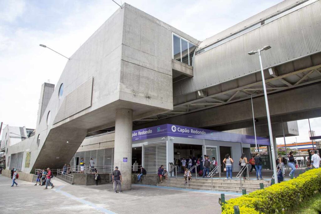 Briga de passageiros causa tumulto na estação Capão Redondo da ViaMobilidade
