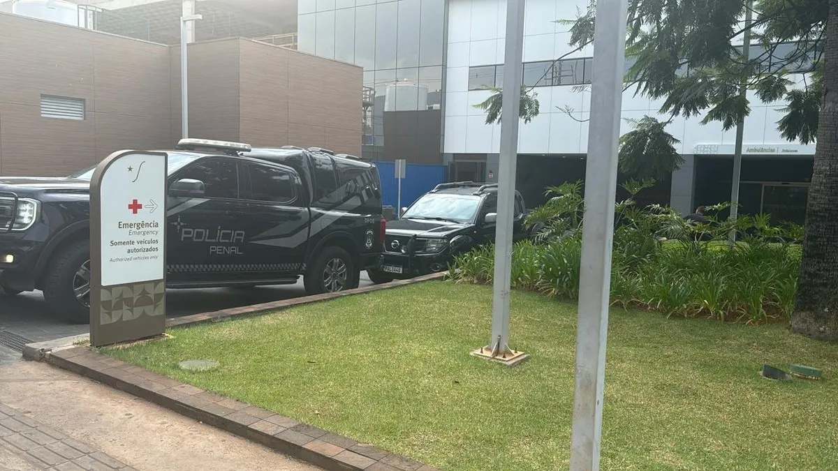 Bolsonaro tem crise de vômito e é levado a hospital em Brasília