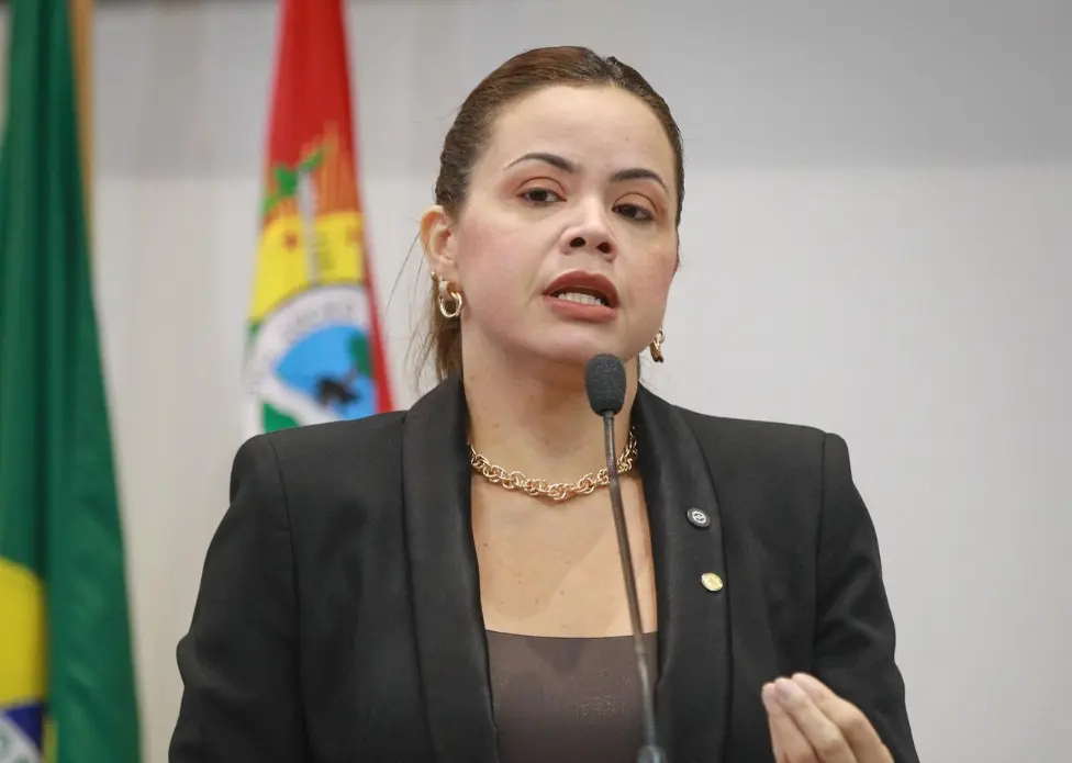Michelle Melo solicita agilidade no PCCR da Saúde ao governo