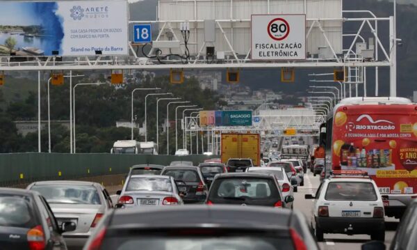 Carro é o principal meio de transporte para o trabalho, diz Censo