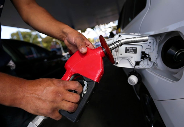 Petrobras reduz em 4,9% o preço da gasolina para distribuidoras - Nacional