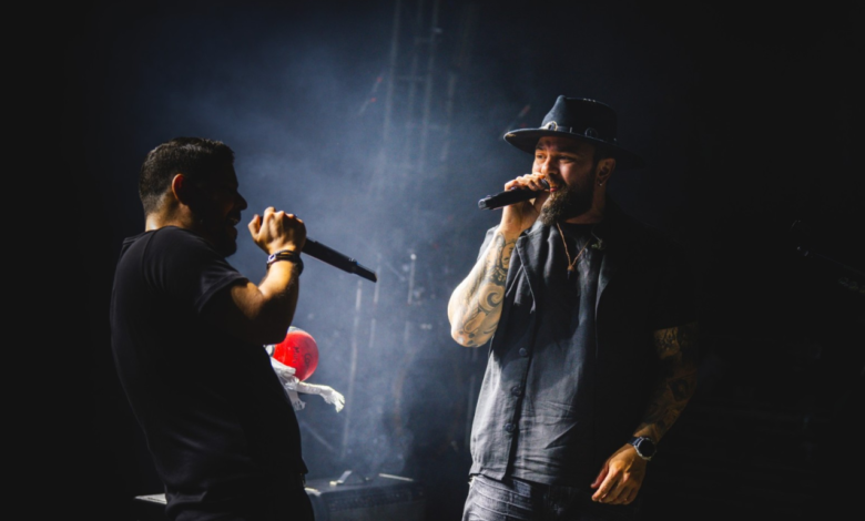 Imagem de Jorge e Mateus se apresentando.