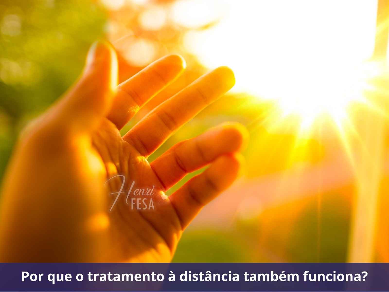 Como funciona espiritualmente o tratamento à distância? Imagem simbólica de uma mão se estendendo para o alto direcionada a uma luz forte e bonita!