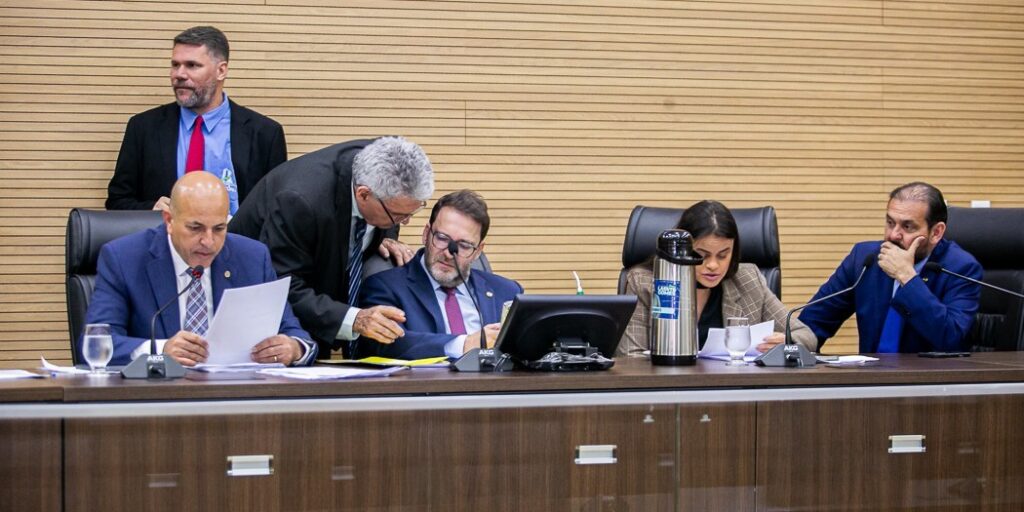 Assembleia aprova projeto que moderniza planos de carreira e valoriza servidores do Iperon - Política