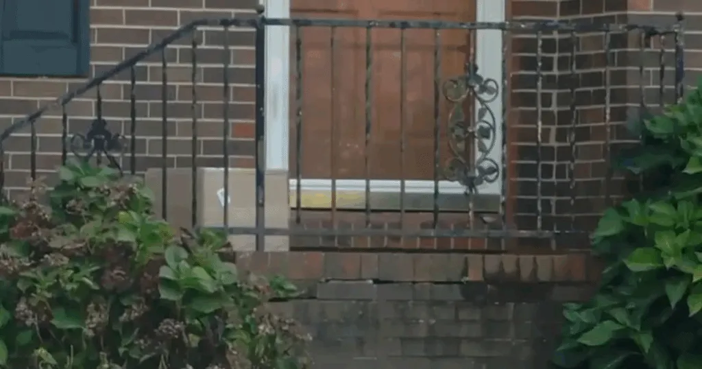 Mulher que esperava remédios recebe caixa com braços e dedos humanos