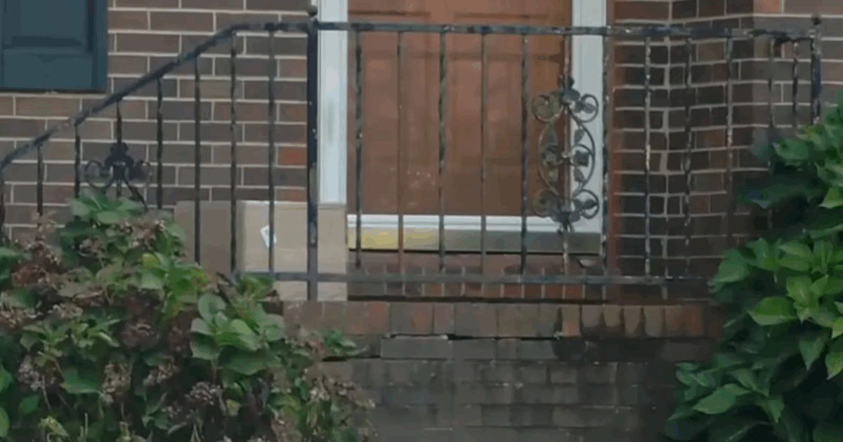 Mulher que esperava remédios recebe caixa com braços e dedos humanos