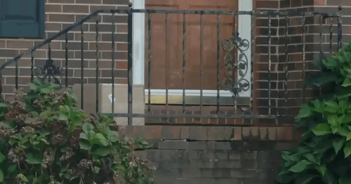 Mulher recebe caixa com braços e dedos humanos em vez de remédios