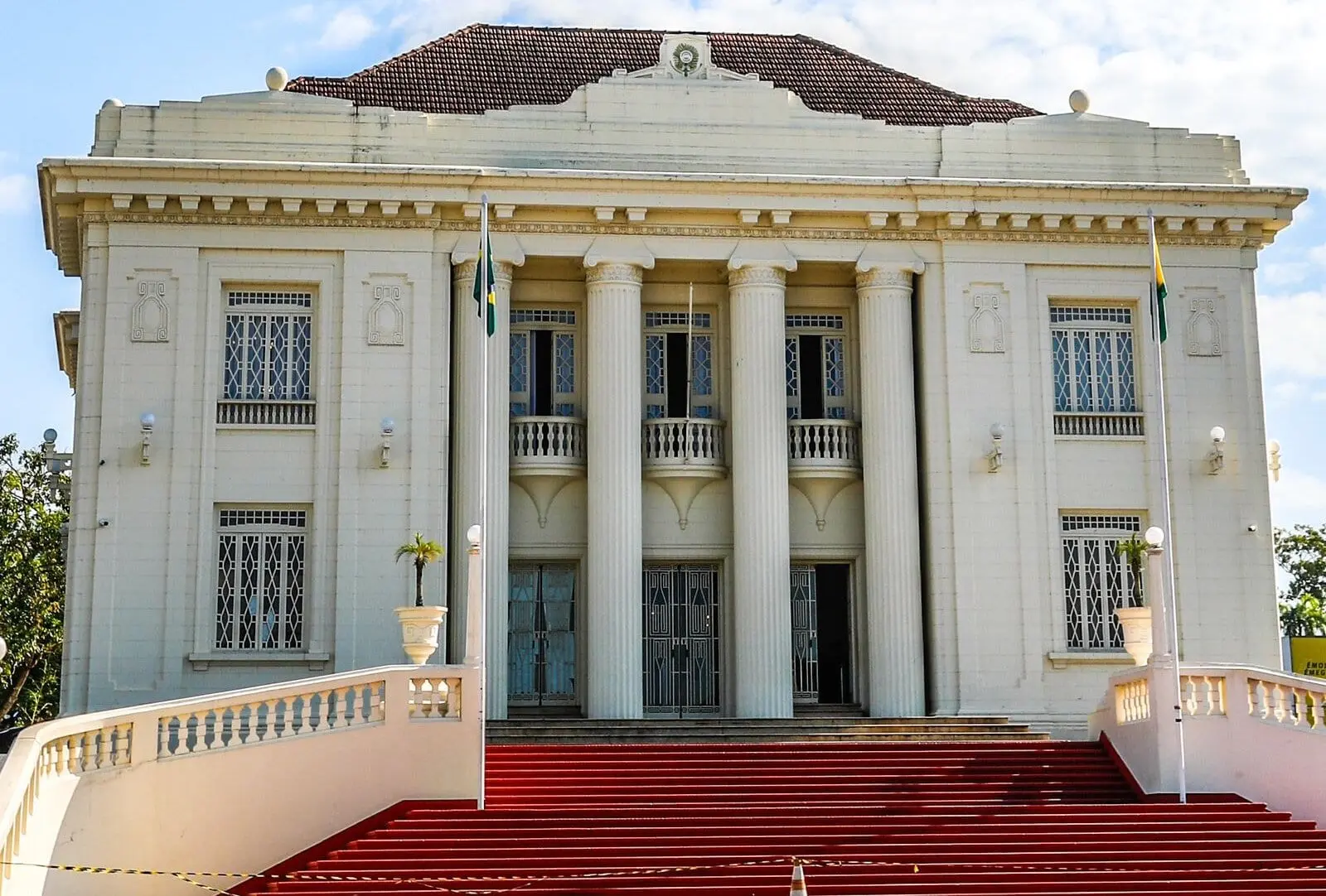 Terceirizados têm garantia de salários e 13° salário